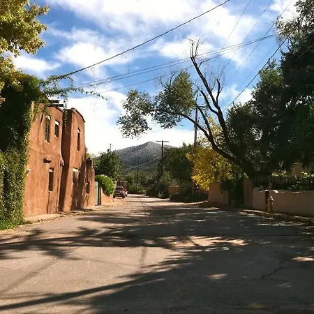 Romantic Amor~ Great Location, Park View, Historic East Side Apartment *