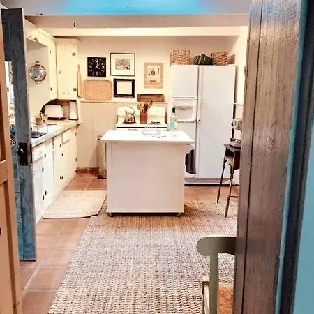 Romantic Amor~ Great Location, Park View, Historic East Side Apartment *