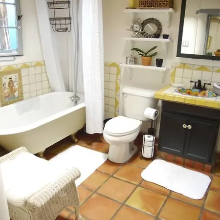 Romantic Amor~ Great Location, Park View, Historic East Side *